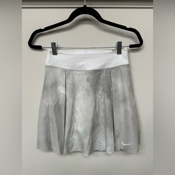 Nike Women’s Golf Skirt - Picture 3 of 10